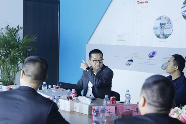 溫州甌海區領導一行人蒞臨琨山智能鎖生產工廠參觀指導