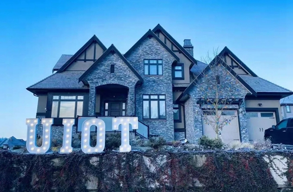 UIOT超級智慧家獲贈恐龍蛋一枚