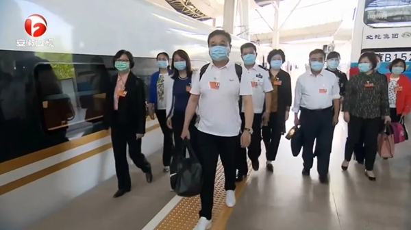 榮事達(dá)集團(tuán)董事長(zhǎng)潘保春等百余位全國(guó)人大代表抵達(dá)北京 榮事達(dá)集團(tuán)董事長(zhǎng)潘保春等百余位全國(guó)人大代表抵達(dá)北京