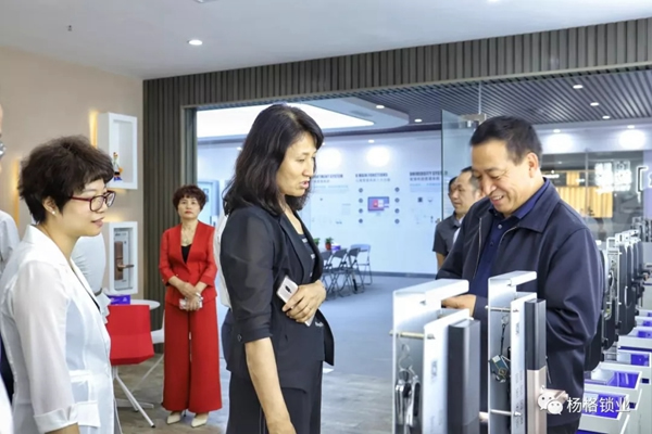 楊格鎖業(yè)迎接中國(guó)農(nóng)業(yè)銀行領(lǐng)導(dǎo)蒞臨楊格參觀 實(shí)現(xiàn)銀企共發(fā)展 