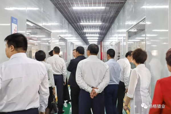 楊格鎖業(yè)迎接中國(guó)農(nóng)業(yè)銀行領(lǐng)導(dǎo)蒞臨楊格參觀 實(shí)現(xiàn)銀企共發(fā)展 