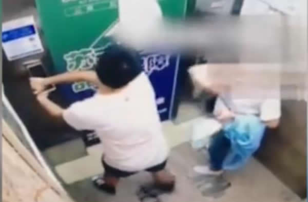 電梯里的指紋鎖遭到惡意拆除，這其實隱含著指紋鎖濫用的問題