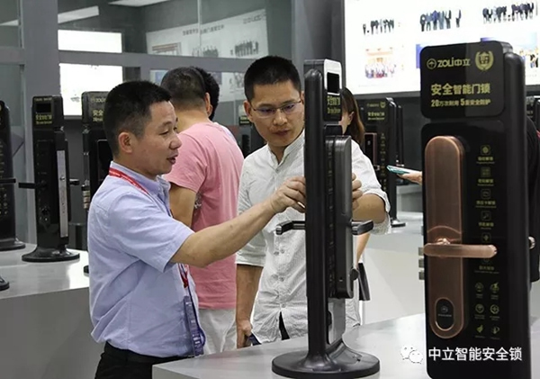 中立智能鎖五重安全防護智能鎖驚艷亮相中國建博會（廣州）
