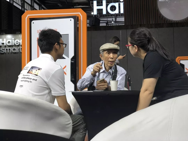 鹿客智能鎖CES展最潮真愛粉：走在科技前沿的耄耋老人