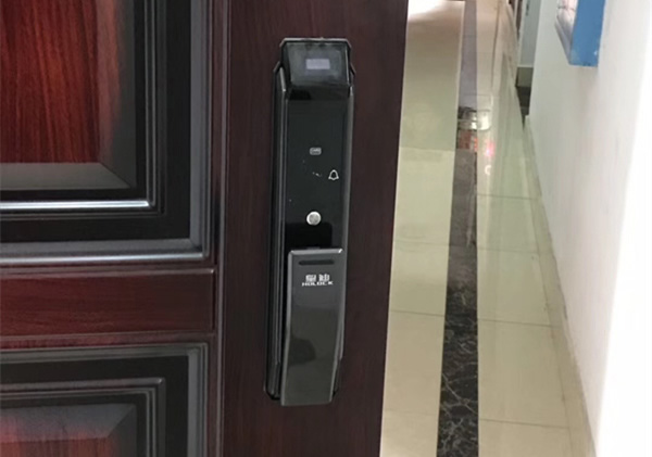 你都找不到指紋頭和鑰匙孔，這款全自動指紋鎖太出色了