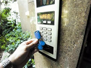 南京物聯(lián):?jiǎn)卧T口也會(huì)設(shè)置單元門禁,驗(yàn)證身份