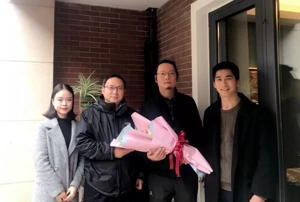 紫光物聯(lián)智能家居CEO葉龍到訪業(yè)主家庭調(diào)研產(chǎn)品效果