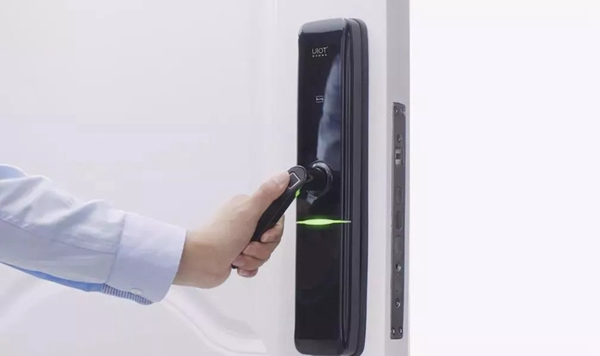 紫光物聯(lián)智能家居CEO葉龍到訪業(yè)主家庭調(diào)研產(chǎn)品效果