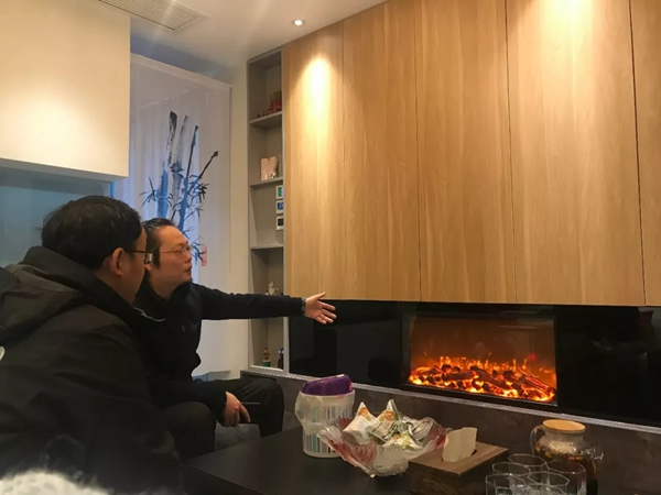 紫光物聯(lián)智能家居CEO葉龍到訪業(yè)主家庭調(diào)研產(chǎn)品效果