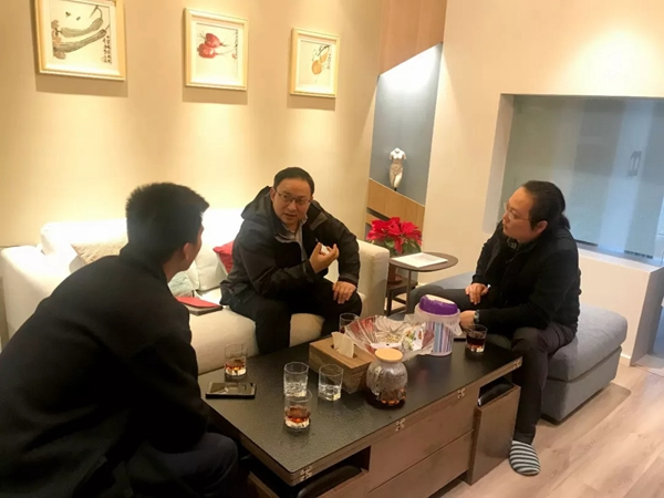 紫光物聯(lián)智能家居CEO葉龍到訪業(yè)主家庭調(diào)研產(chǎn)品效果