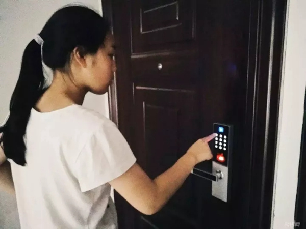 豪力士智能指紋鎖：如果你也經(jīng)常忘帶鑰匙，就裝一把智能鎖吧！