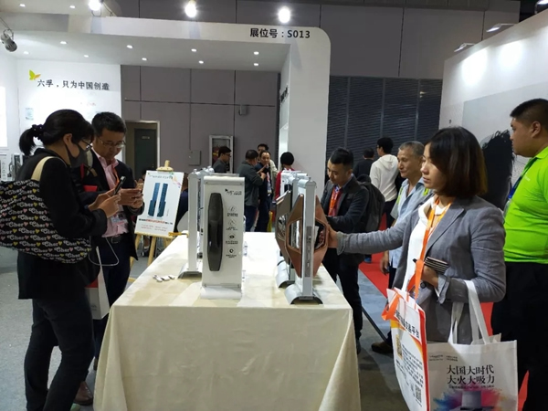 六孚攜大拉手、Z系列三款推拉鎖“踢館”上海五金展