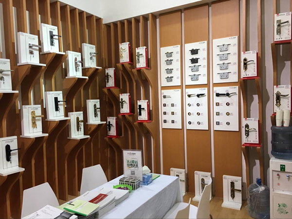 簡約新風尚匯聚于此--記2017北京國際門展首日