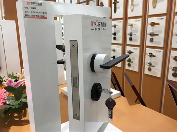 簡約新風尚匯聚于此--記2017北京國際門展首日