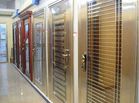 防賊防盜防老王，家庭安全靠德犬