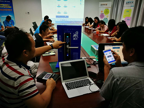 【德犬手機門鎖】開會沒玩手機被老板批評了，藍(lán)瘦…香菇…