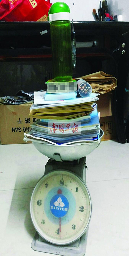 德犬護脊減負健康書包，可以將書包重量減輕三分之二