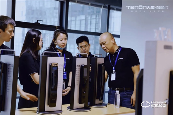 智聯世界·亞太天能2021年度招商大會暨智能門鎖新品發布會完美收官! 智聯世界·亞太天能2021年度招商大會暨智能門鎖新品發布會完美收官!