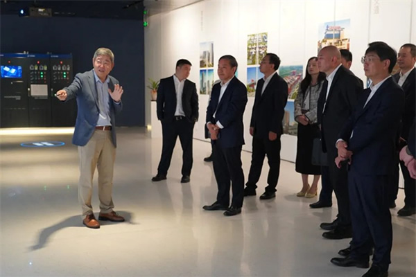 “很智能!” 中建四局黨委書記、董事長易文權(quán)一行調(diào)研達(dá)實(shí)智能 “很智能!” 中建四局黨委書記、董事長易文權(quán)一行調(diào)研達(dá)實(shí)智能