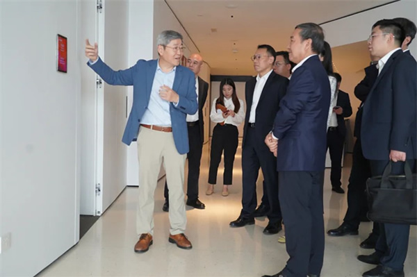 “很智能!” 中建四局黨委書記、董事長易文權(quán)一行調(diào)研達(dá)實(shí)智能 “很智能!” 中建四局黨委書記、董事長易文權(quán)一行調(diào)研達(dá)實(shí)智能