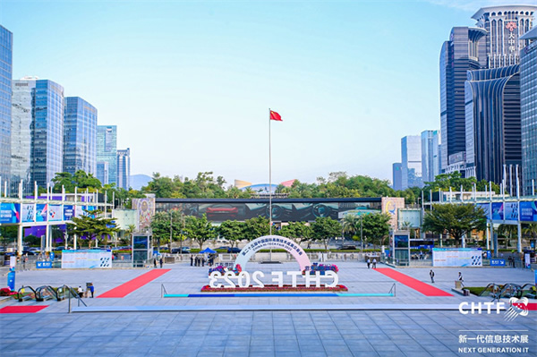 沉浸式體驗(yàn)高交會IT展上的各類智能終端設(shè)備