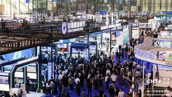 沉浸式體驗(yàn)高交會IT展上的各類智能終端設(shè)備