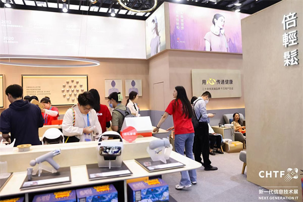 沉浸式體驗(yàn)高交會IT展上的各類智能終端設(shè)備