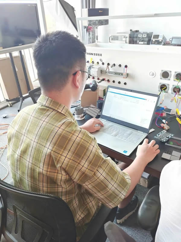 世聰智能 × 人物訪談 | 高級工程師張奇：我變強了，但我沒有變禿！