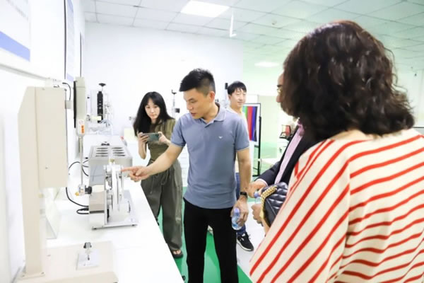 粵港澳大灣區企業家總商會蒞臨皇家金盾智能鎖參觀_3