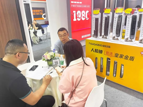 成都建博會開幕第一天，皇家金盾智能鎖成為人氣王_5