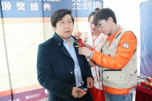 給嘉賓佩戴胸花